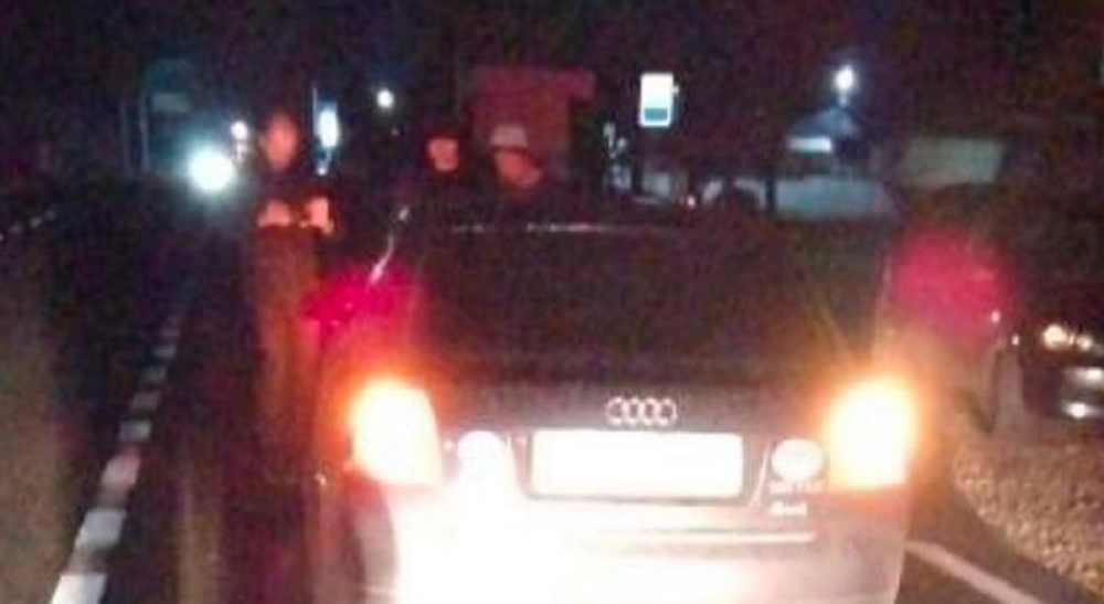 O tânără a ajuns la spital, după ce a fost lovită de o mașină, la Ștefan-Vodă